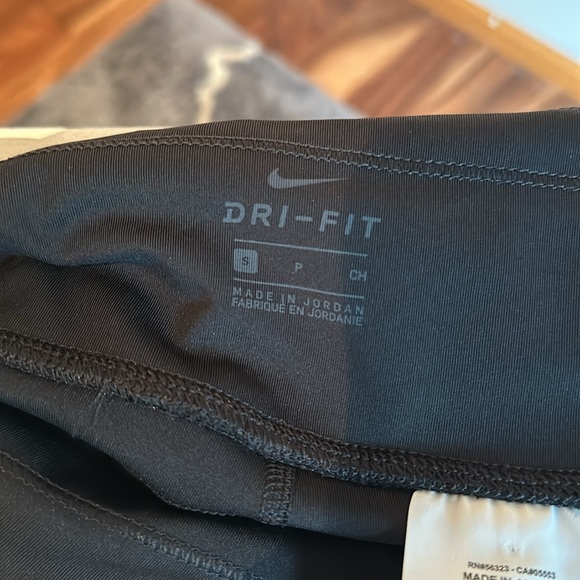 Like new Nike shorts - Picture 5 of 8